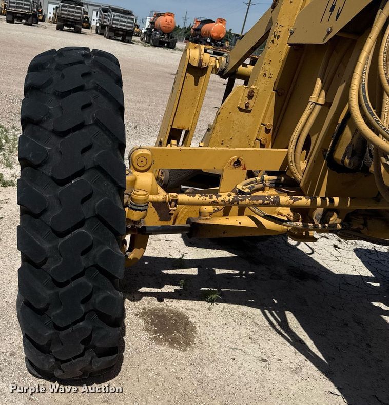 image for item DZ8528 2001 Caterpillar 140H motor grader