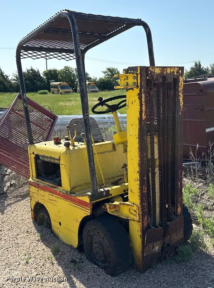 image for item DZ8541 Clark forklift