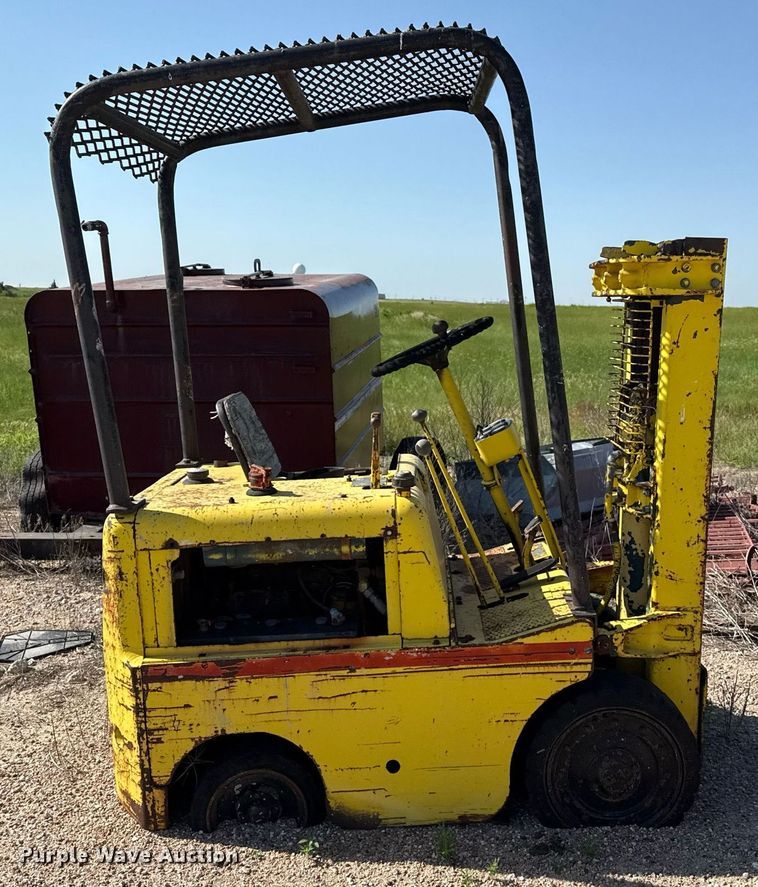 image for item DZ8541 Clark forklift