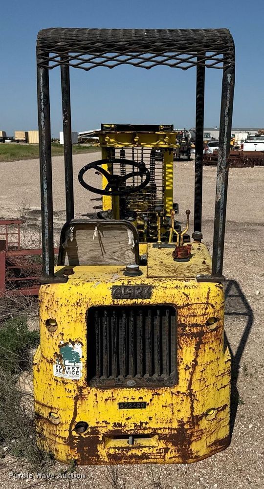 image for item DZ8541 Clark forklift