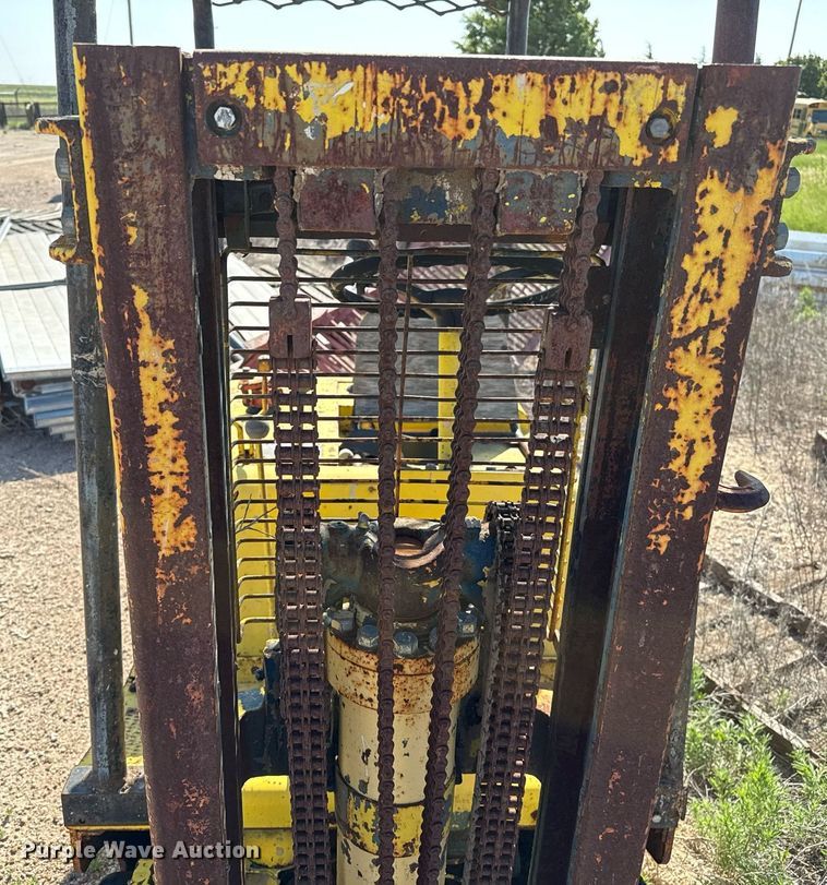 image for item DZ8541 Clark forklift