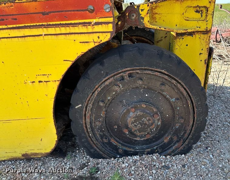 image for item DZ8541 Clark forklift