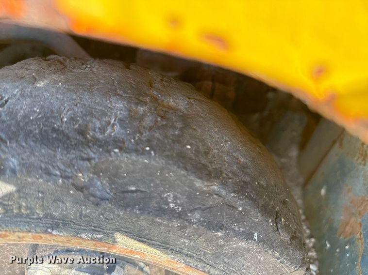 image for item DZ8541 Clark forklift