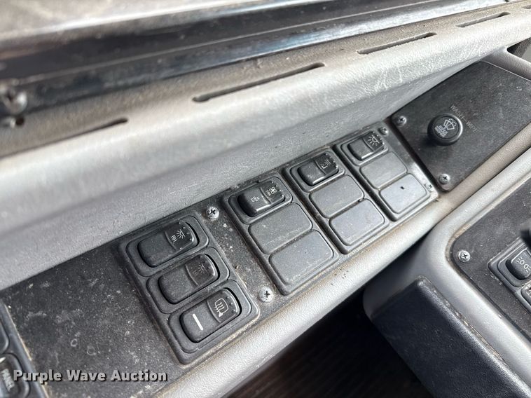 image for item DZ8566 2009 Blue Bird All American coach bus