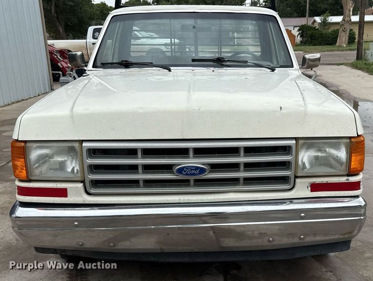 image for item DZ8573 1989 Ford F150 flatbed pickup truck