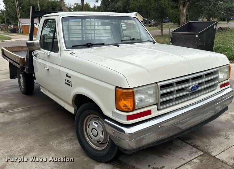 image for item DZ8573 1989 Ford F150 flatbed pickup truck