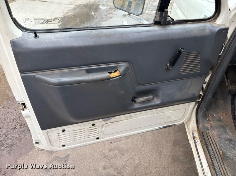 image for item DZ8573 1989 Ford F150 flatbed pickup truck