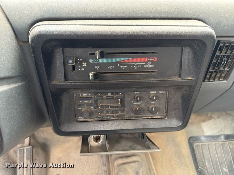 image for item DZ8573 1989 Ford F150 flatbed pickup truck