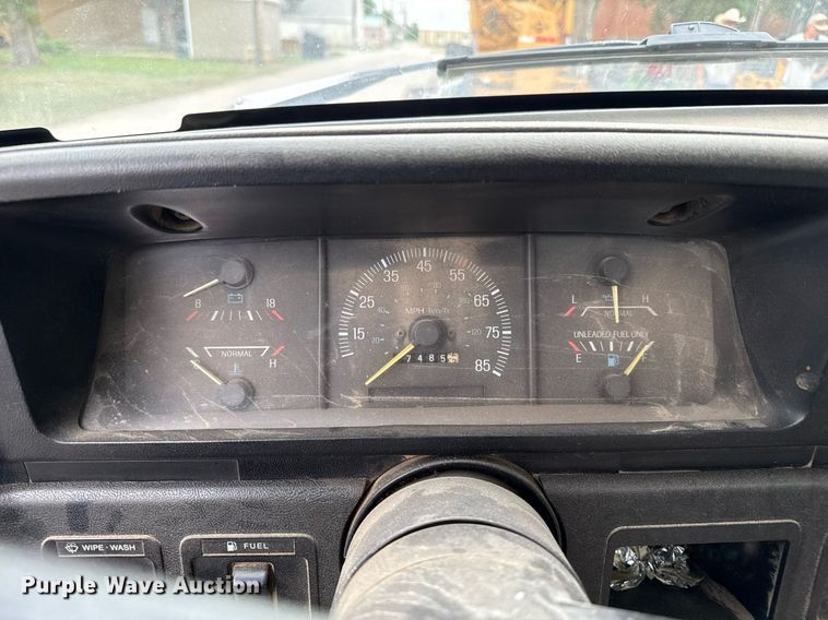 image for item DZ8573 1989 Ford F150 flatbed pickup truck