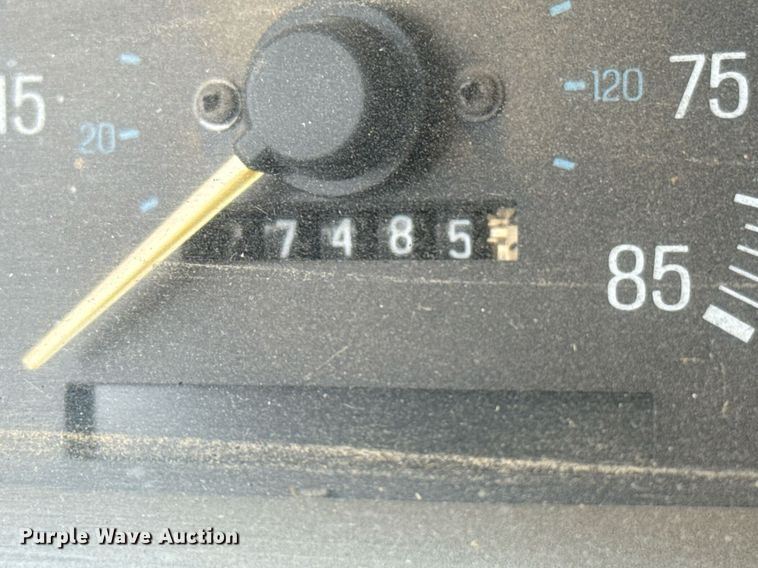 image for item DZ8573 1989 Ford F150 flatbed pickup truck