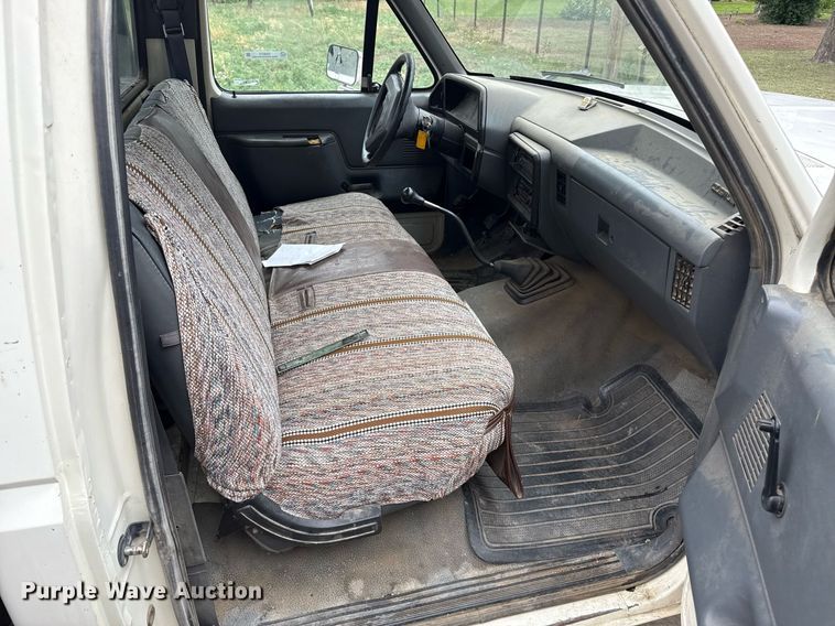 image for item DZ8573 1989 Ford F150 flatbed pickup truck