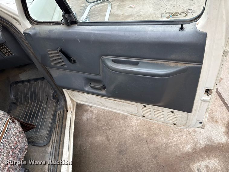 image for item DZ8573 1989 Ford F150 flatbed pickup truck