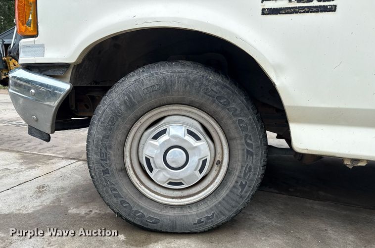 image for item DZ8573 1989 Ford F150 flatbed pickup truck