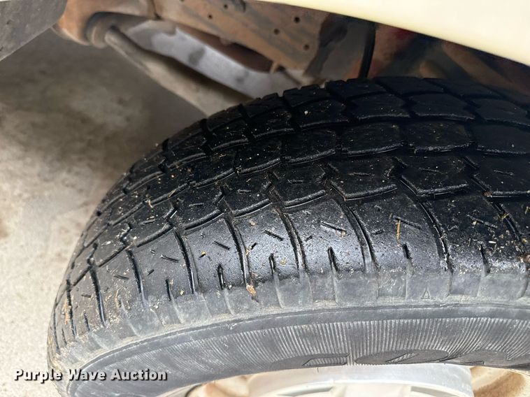 image for item DZ8573 1989 Ford F150 flatbed pickup truck