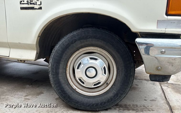 image for item DZ8573 1989 Ford F150 flatbed pickup truck