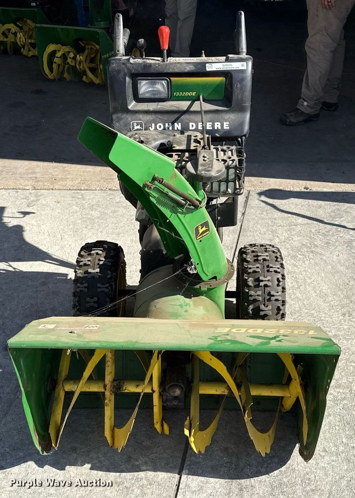 image for item DZ8595 John Deere 1332 DDE snow blower