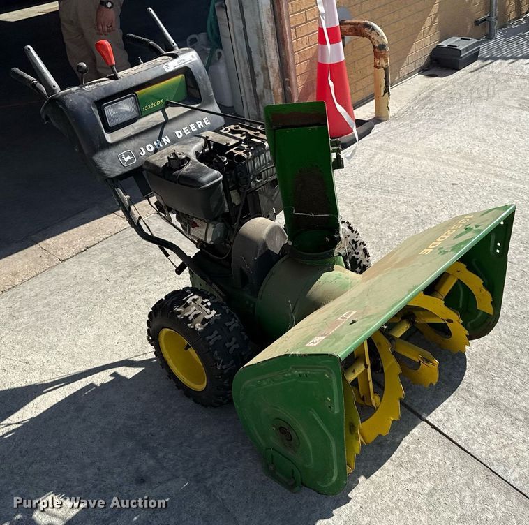image for item DZ8595 John Deere 1332 DDE snow blower