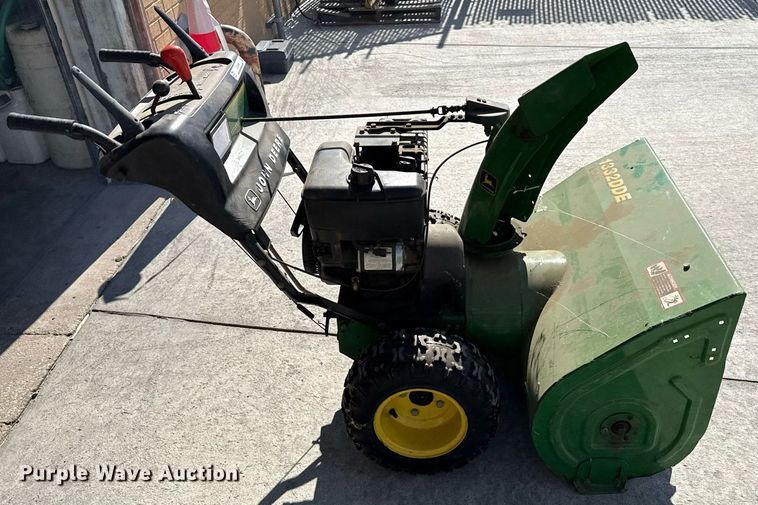 image for item DZ8595 John Deere 1332 DDE snow blower