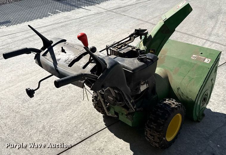 image for item DZ8595 John Deere 1332 DDE snow blower