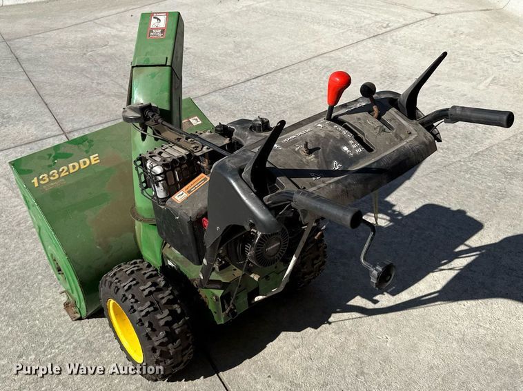 image for item DZ8595 John Deere 1332 DDE snow blower