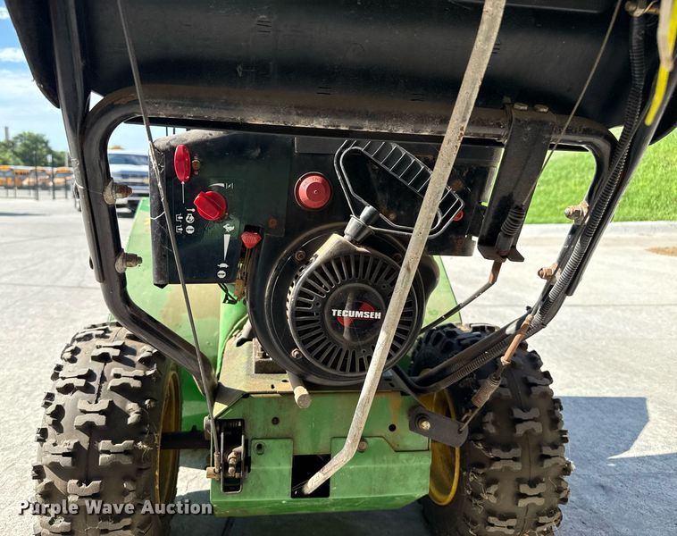 image for item DZ8595 John Deere 1332 DDE snow blower