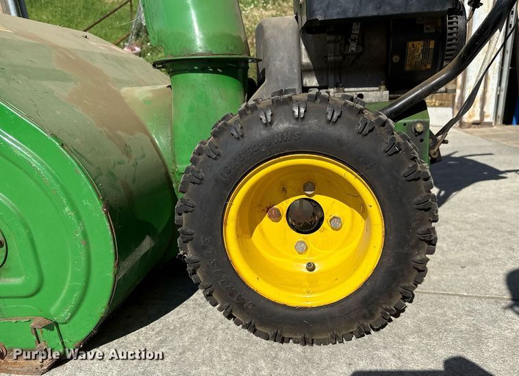 image for item DZ8595 John Deere 1332 DDE snow blower