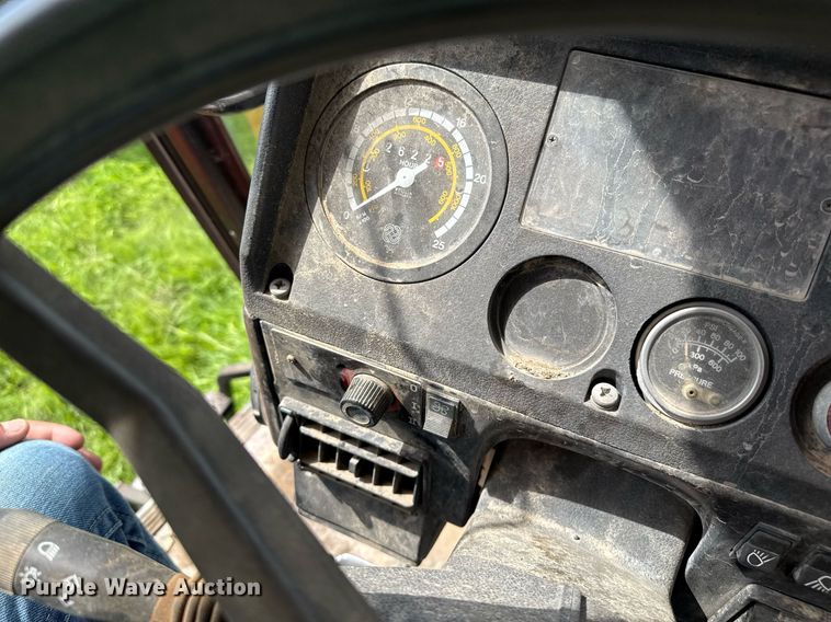 image for item DZ8611 1991 Agco Allis 7600 tractor