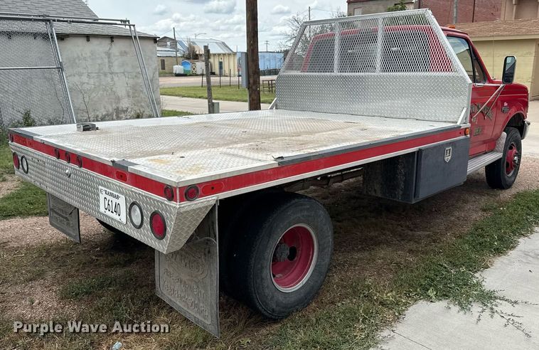 image for item DZ8618 1993 Ford F350 flatbed pickup truck