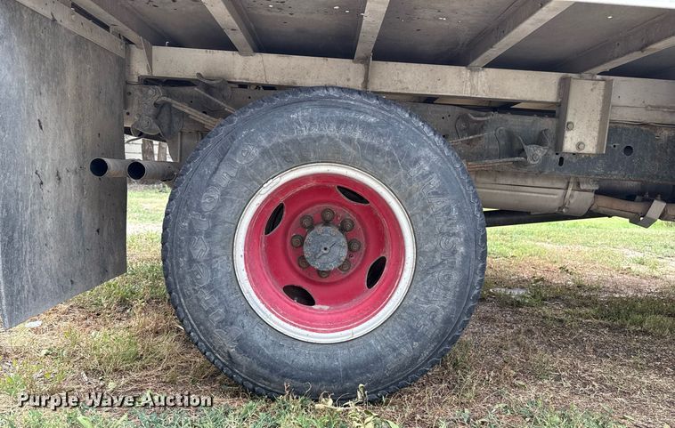 image for item DZ8618 1993 Ford F350 flatbed pickup truck