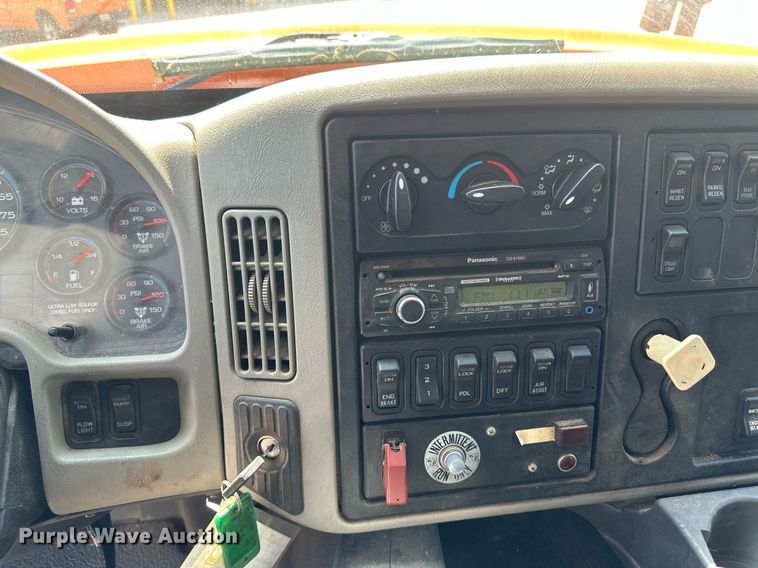 image for item EB2643 2008 International  7600 dump truck