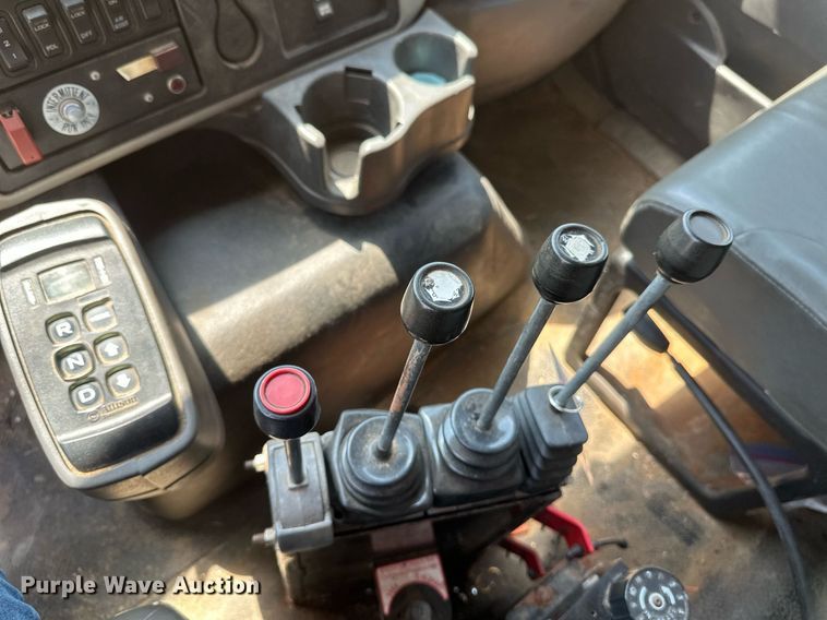 image for item EB2643 2008 International  7600 dump truck