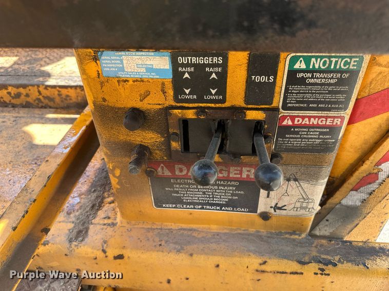 image for item EB2644 1996 GMC TopKick digger derrick truck