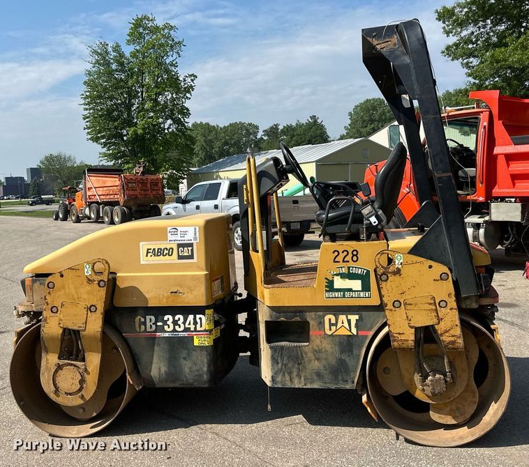 image for item EB2645 2000 Caterpillar CB334D double drum roller