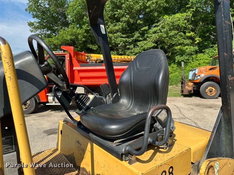 image for item EB2645 2000 Caterpillar CB334D double drum roller