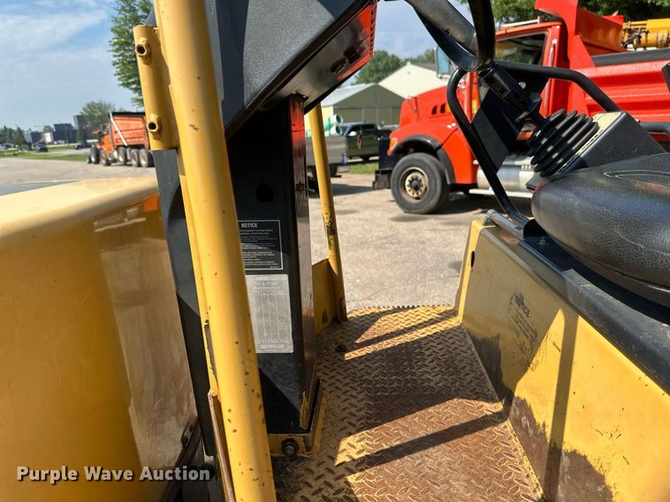 image for item EB2645 2000 Caterpillar CB334D double drum roller