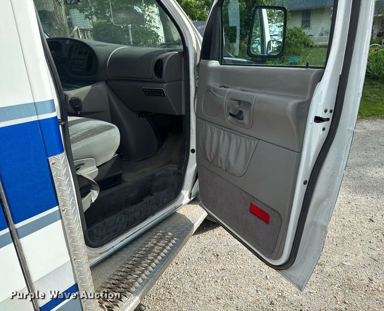 image for item EC7984 1998 Medtec Ford E450 Super Duty ambulance