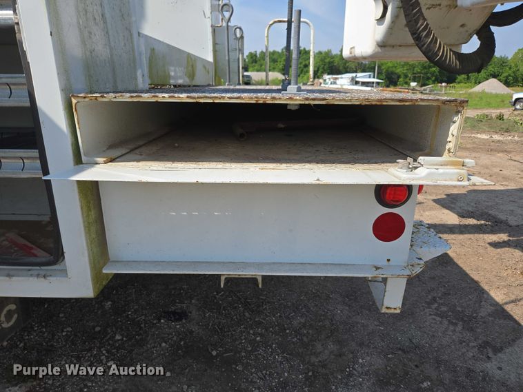 image for item ED2068 2007 International 4400 bucket truck