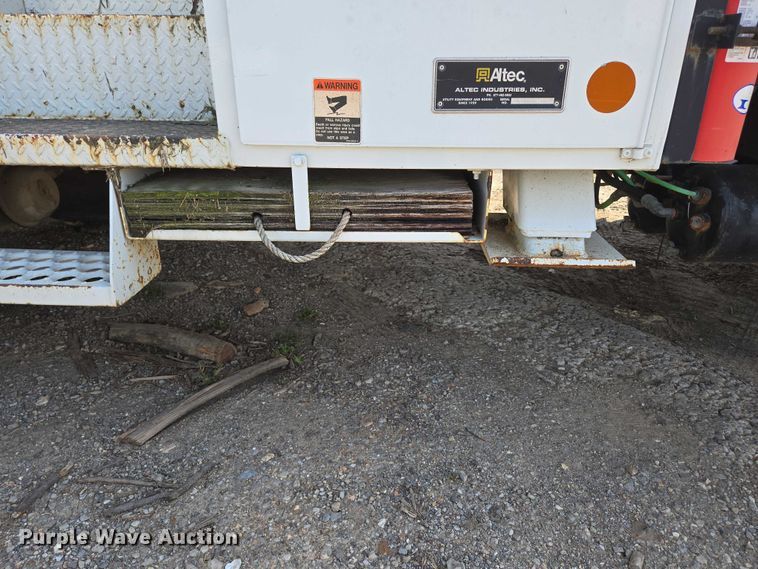 image for item ED2068 2007 International 4400 bucket truck