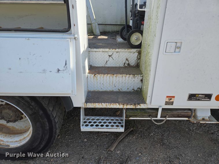 image for item ED2068 2007 International 4400 bucket truck