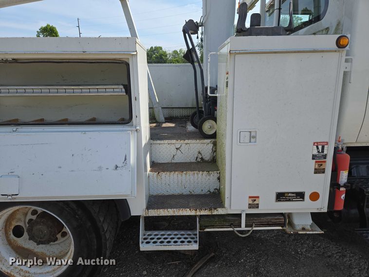 image for item ED2068 2007 International 4400 bucket truck