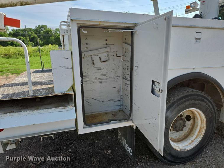 image for item ED2068 2007 International 4400 bucket truck