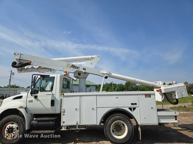 image for item ED2068 2007 International 4400 bucket truck