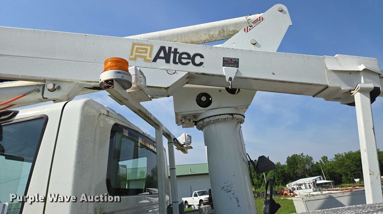 image for item ED2068 2007 International 4400 bucket truck