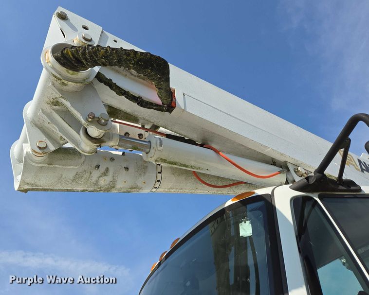 image for item ED2068 2007 International 4400 bucket truck