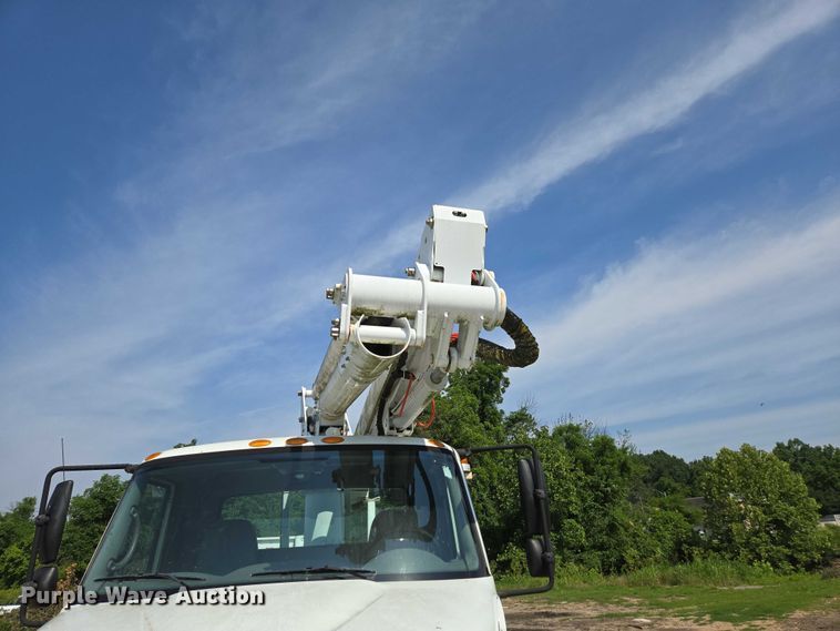image for item ED2068 2007 International 4400 bucket truck