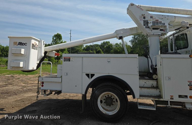 image for item ED2068 2007 International 4400 bucket truck