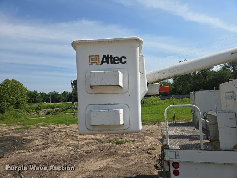 image for item ED2068 2007 International 4400 bucket truck