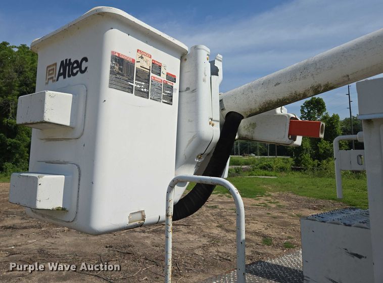 image for item ED2068 2007 International 4400 bucket truck