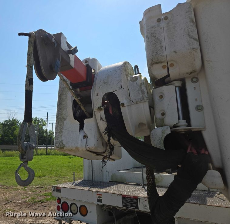 image for item ED2068 2007 International 4400 bucket truck