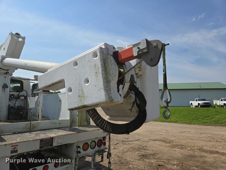 image for item ED2068 2007 International 4400 bucket truck
